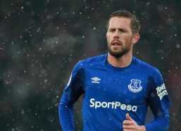 华体会-英超深夜焦点战前瞻，阿斯顿维拉主场迎战曼彻斯特联，防守能力决定走势