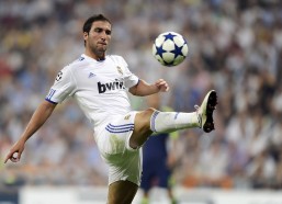 华体会官方：赛场双响炮，王钰栋破门后豪撒万元红包，全队沸腾盼其决赛再亮剑