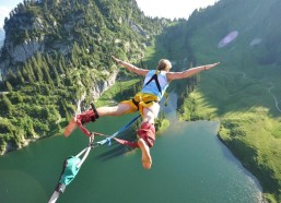 华体会|沙特联赛豪购50球星重塑足坛格局，C罗退役倒计时引全球关注