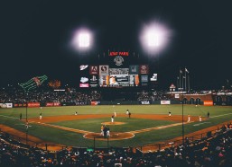 华体会体育-近四战场均32+6+4引爆篮坛！四项数据创新高跻身180俱乐部，交易价值成热议焦点，他究竟值几个首轮？