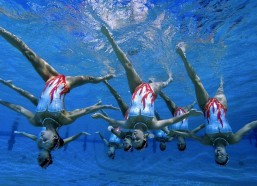 【华体会官网】环足奖盛典星光熠熠 亚马尔与登贝莱并肩而坐互换签名引热议