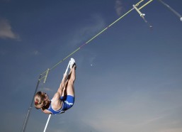 华体会官方：文班亚马补防时刻遭遇霸气隔扣，NBA赛场再现经典瞬间