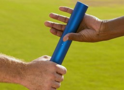 华体会网站|中国女网红与足球巨星内马尔合影献吻，配文和老公在一起引爆跨文化热议