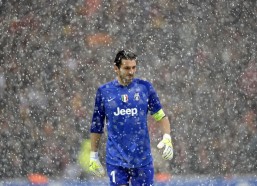 华体会网站|阿贾克斯夏窗战略遇阻，全力推动津琴科买断，乌加特租借案遭巴黎回绝