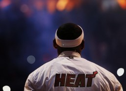 华体会|阿勒代斯盛赞安切洛蒂，管理艺术超越瓜迪奥拉，荣膺当代最成功教头