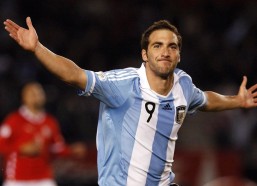 华体会体育_国足亚洲杯征程蒙阴影，后防线突发伤病潮，两大核心中卫训练停摆