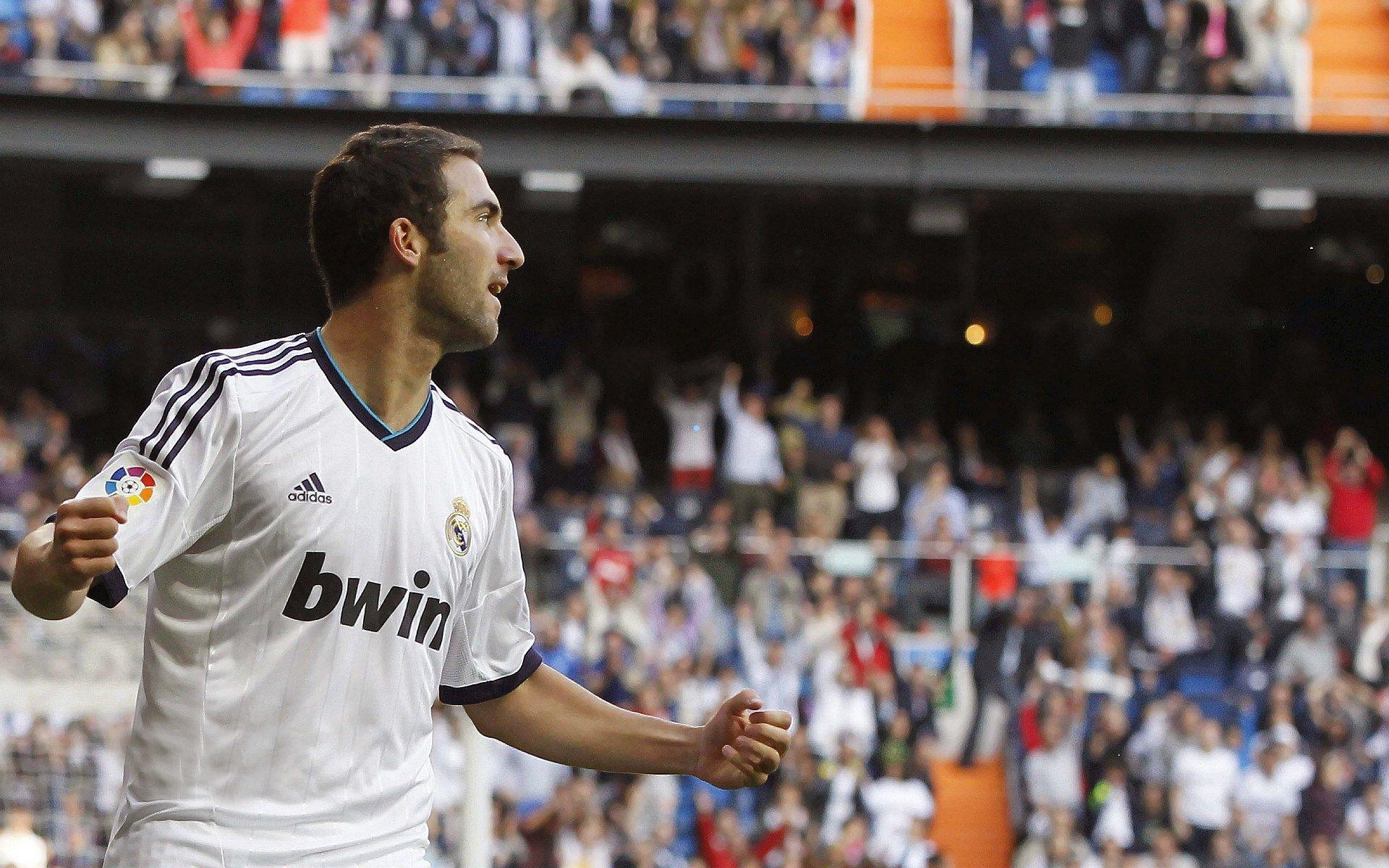 曼联冬窗离局终落定！拉爵松口抛售新星，内鬼嫌疑撕裂更衣室